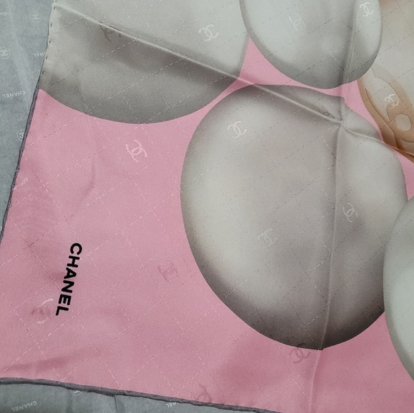SOLD‼️Chanel pearl scarf silk size 90×90 - Picture 11 of 14